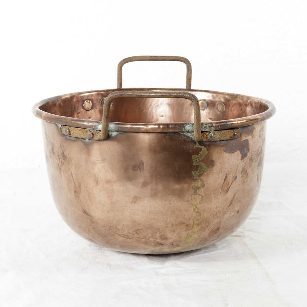 https://frenchmetro.com/cdn/shop/products/16B184-Copper-Mixing-Bowl-03.jpg?v=1475709616