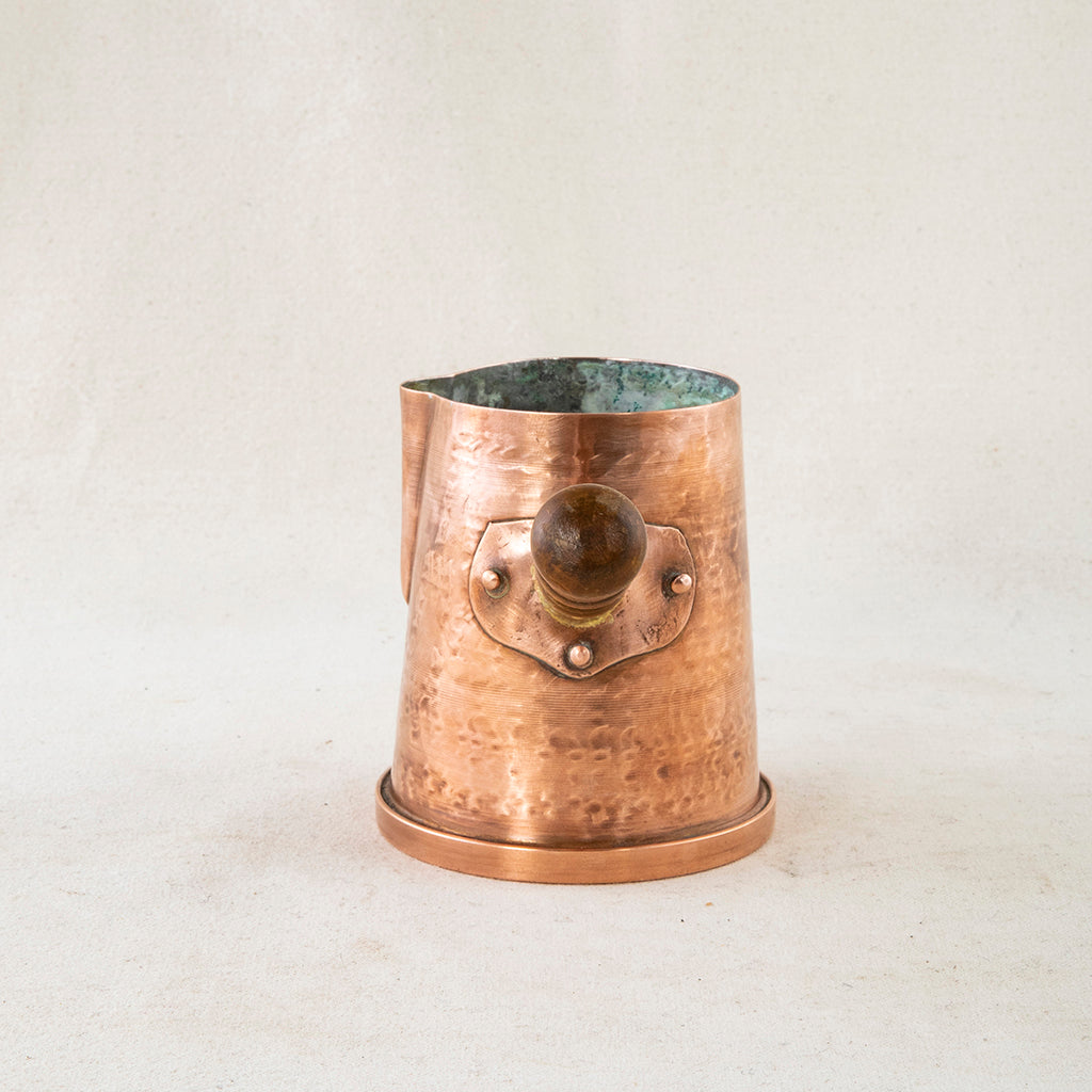 https://frenchmetro.com/cdn/shop/products/22A052-Copper-Sauce-Pitcher-03.jpg?v=1661287042